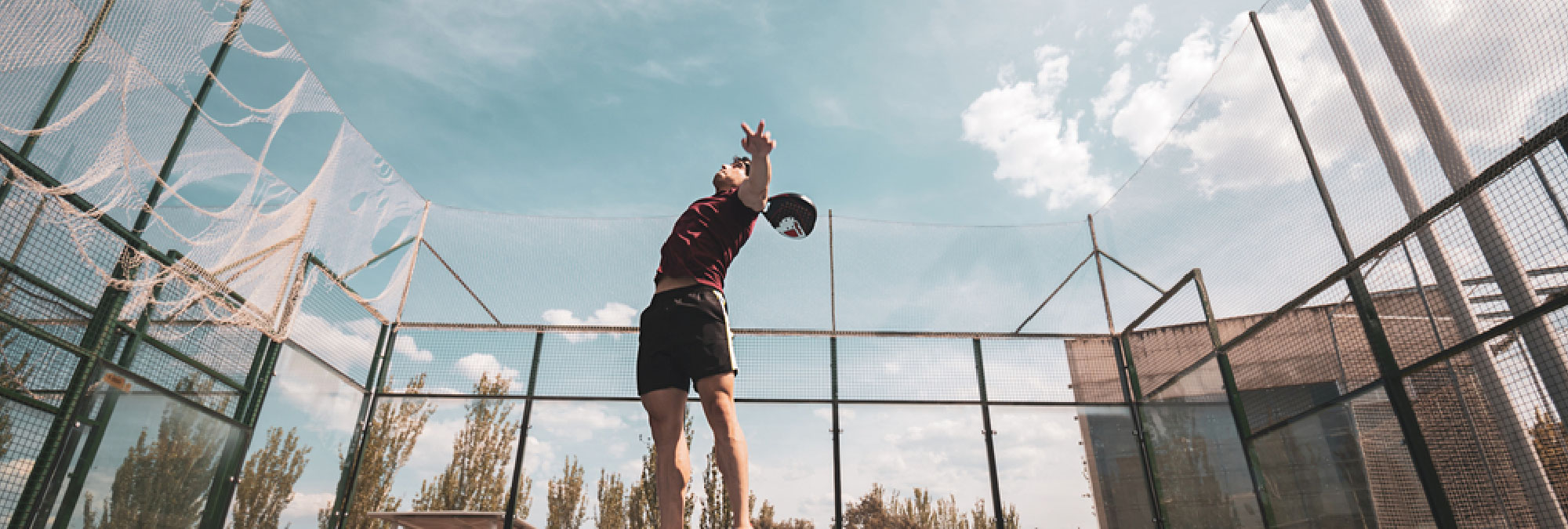 Imagen de un hombre jugan al tenis, en uno de los desarrollos inmobiliarios en Mérida, Yucatán del Grupo Foret. Los desarrollos inmobiliarios en Mérida, Yucatán, son un sueño hecho realidad. Cada uno de los desarrollos inmobiliarios en Mérida, Yucatán, ofrece una vida llena de comodidades y lujos. Los desarrollos inmobiliarios en Mérida, Yucatán, son una inversión segura para tu futuro. No hay nada como vivir en uno de los desarrollos inmobiliarios en Mérida, Yucatán.