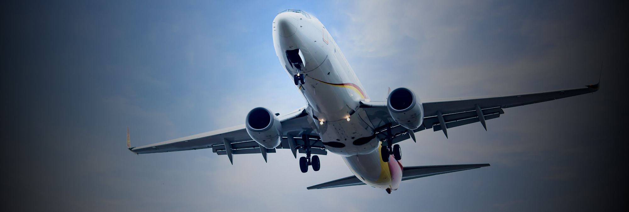 En la foto se ve un avión volando, reprensentando los turistas interesados en comprar lotes residenciales de inversión en Yucatán.  Invierte en lotes residenciales de inversión en Yucatán y cambia tu vida. El crecimiento económico de Yucatán impulsa la demanda de lotes residenciales de inversión. Los lotes residenciales de inversión en Yucatán te brindan estabilidad financiera. La revalorización de lotes residenciales de inversión en Yucatán es impresionante. El potencial de los lotes residenciales de inversión en Yucatán es inigualable. Las amenidades de lujo en lotes residenciales de inversión en Yucatán atraen a inversores. Con lotes residenciales de inversión en Yucatán, aseguras tu futuro. ¡No pierdas la oportunidad de adquirir lotes residenciales de inversión en Yucatán! Los lotes residenciales de inversión en Yucatán son una opción ganadora. Invierte en lotes residenciales de inversión en Yucatán y asegura tu éxito.